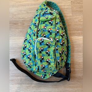 🌿 KAVU Rope Sling Bag – Toucan Print – Green/Blue Tropical 🐦